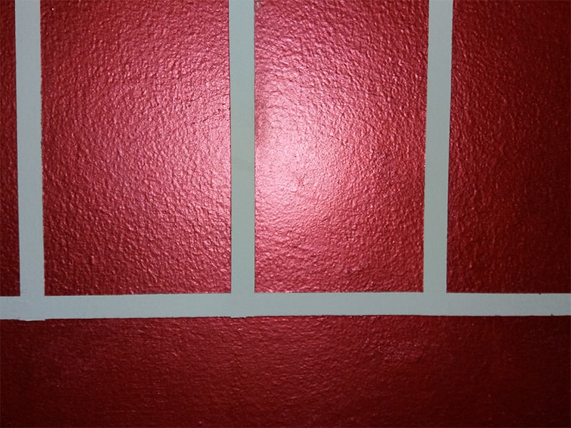 Dettaglio parete pittura rossa a Magenta